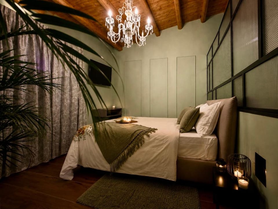 Bed, Photo of the whole room, Seating area, Bedroom