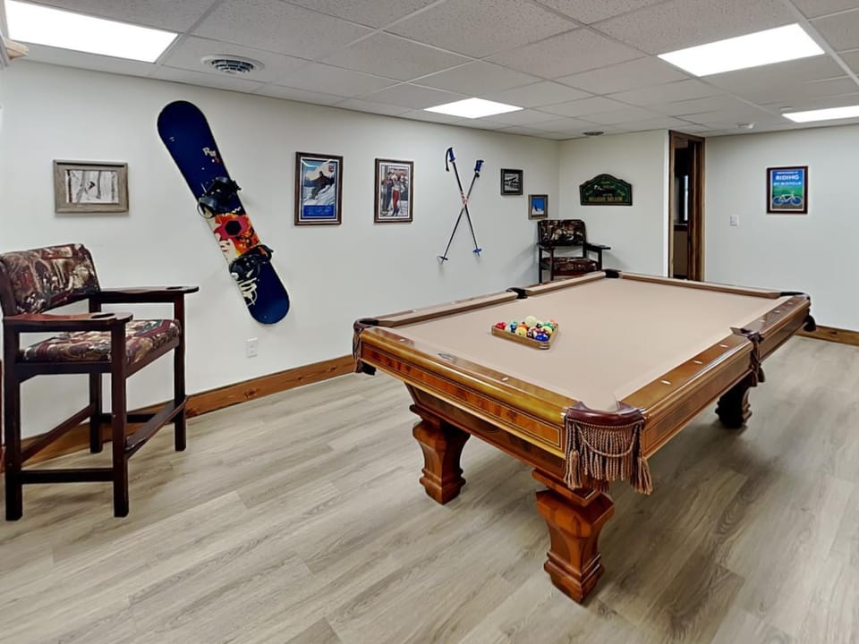 Buzzy Bee Lodge House in McHenry