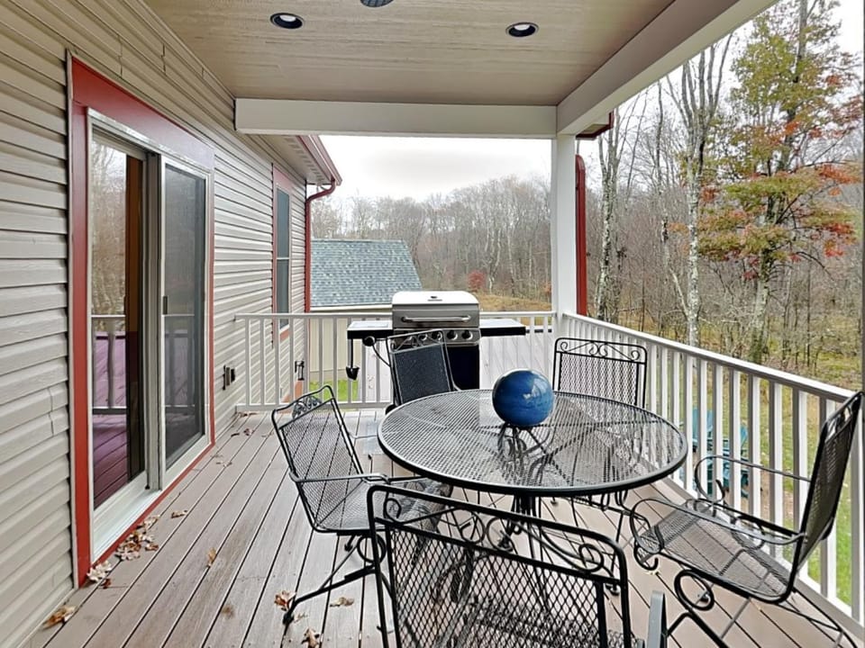 Buzzy Bee Lodge House in McHenry