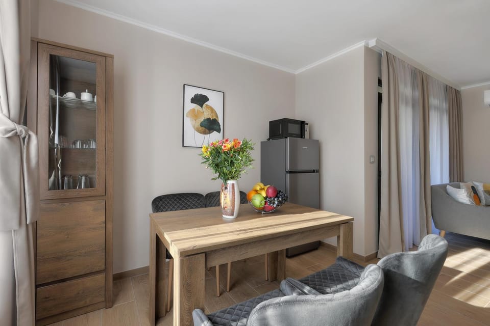 Coffee/tea facilities, Kitchen or kitchenette, Living room, Seating area, Dining area, oven