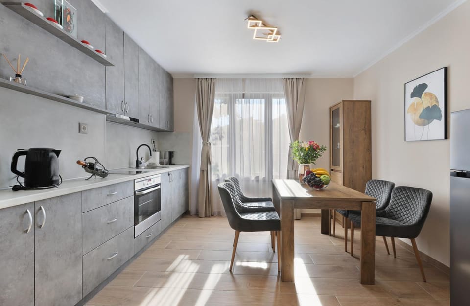 Coffee/tea facilities, Kitchen or kitchenette, Living room, Seating area, Dining area, oven, stove, toaster