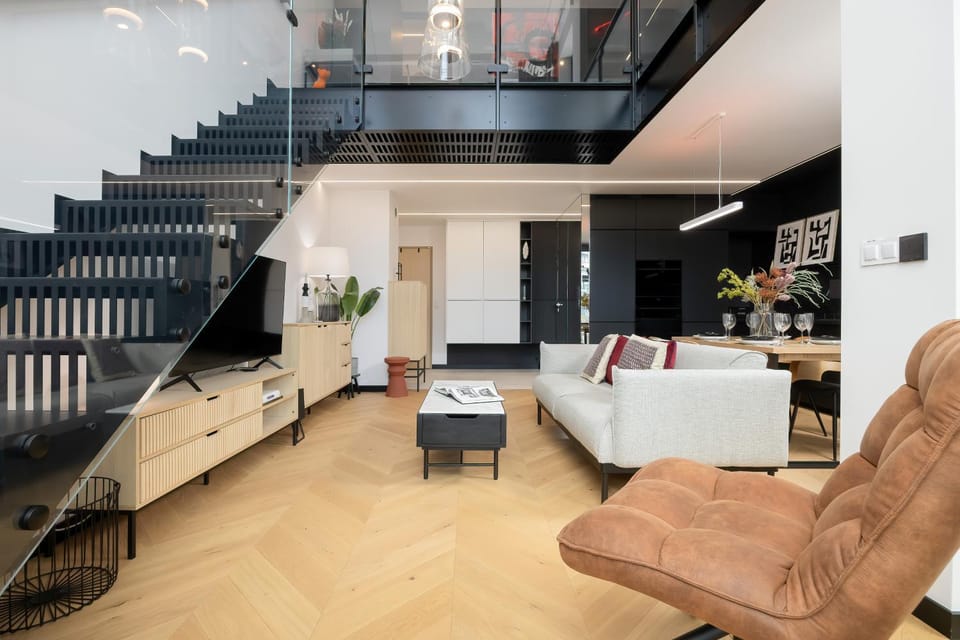 TV and multimedia, Living room, Seating area, Evening entertainment