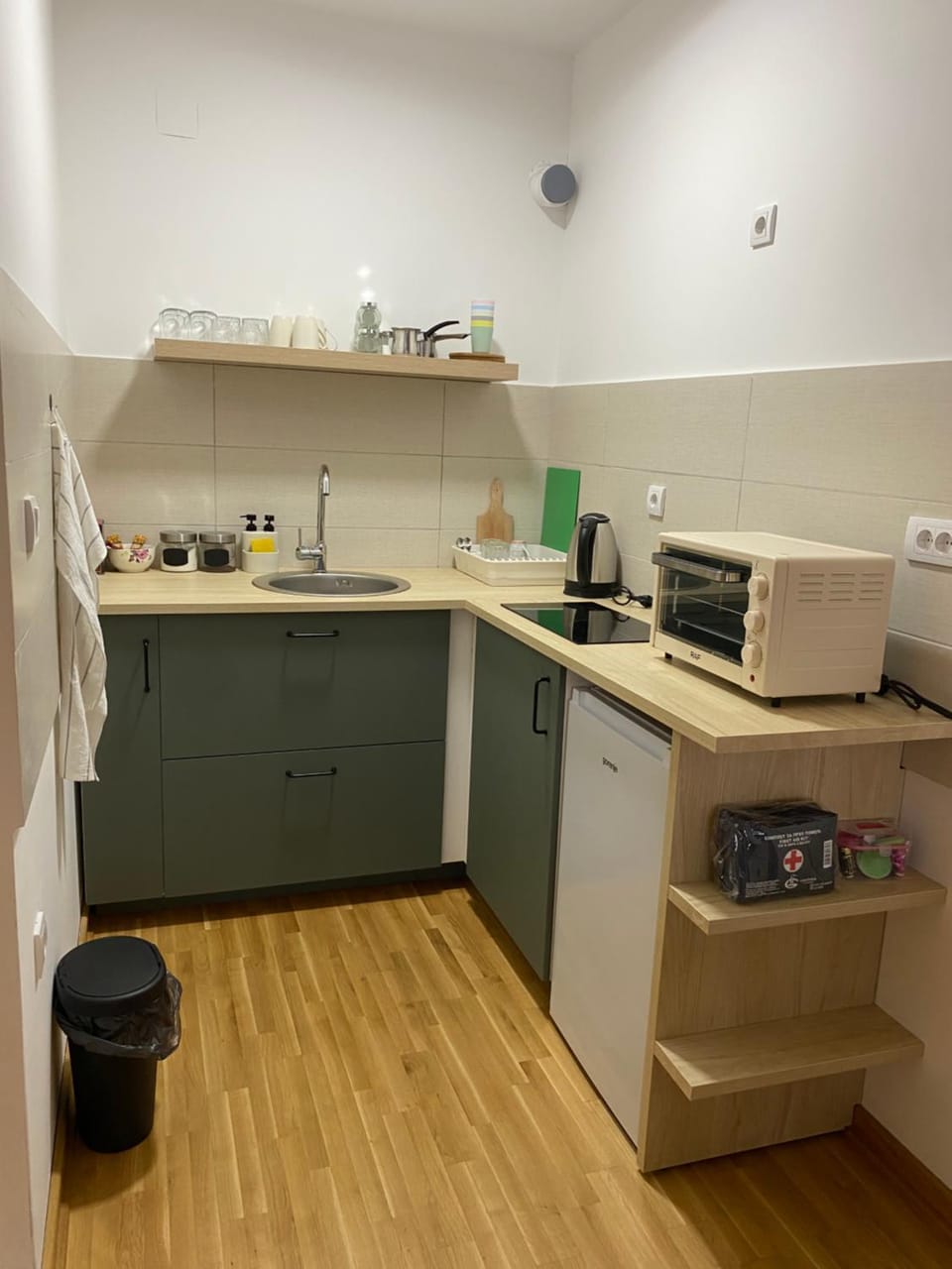 Kitchen or kitchenette, oven, stove