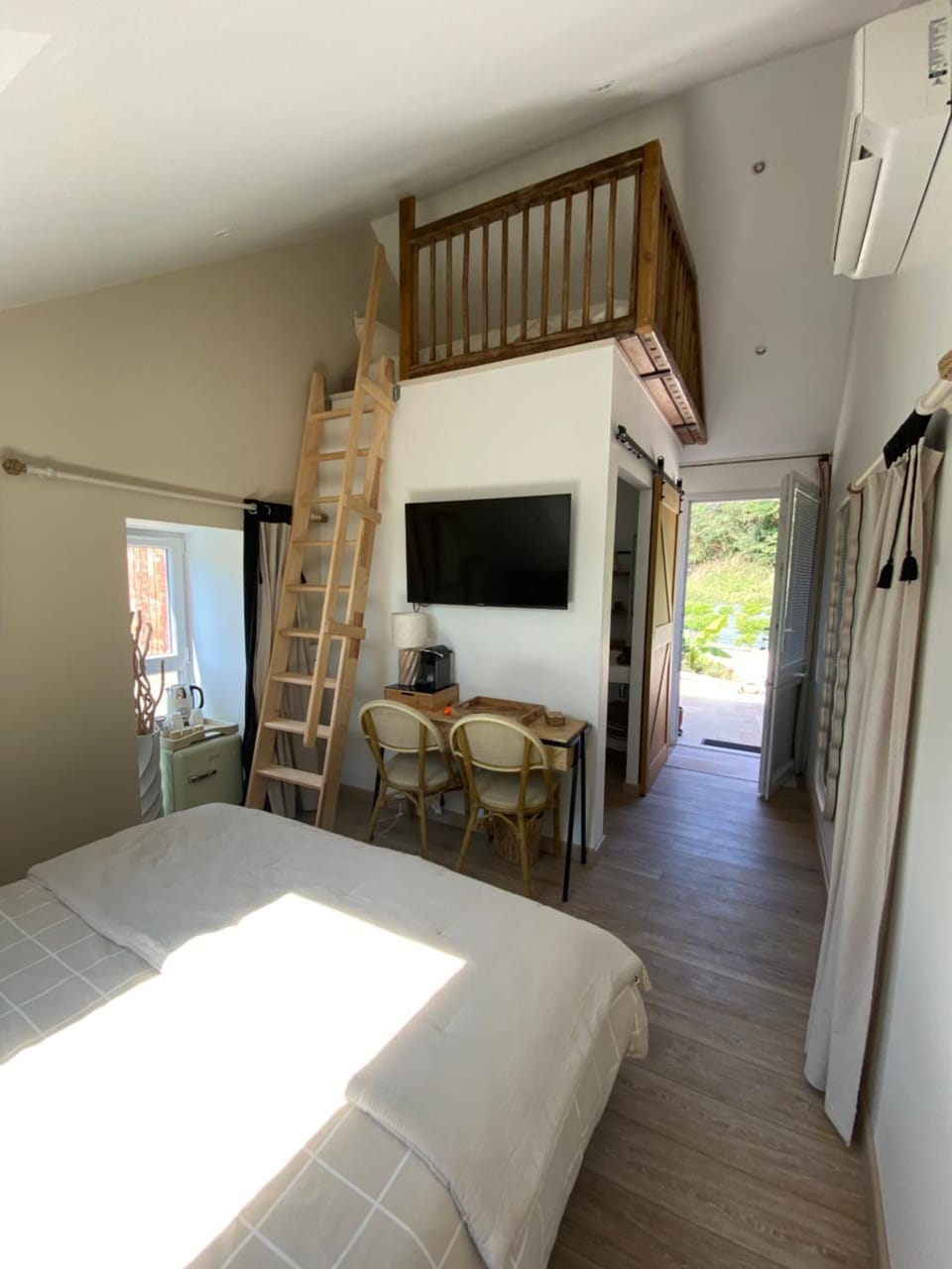 Chambre Chic et Charme dans Moulin-Piscine Country House in Pays de la Loire
