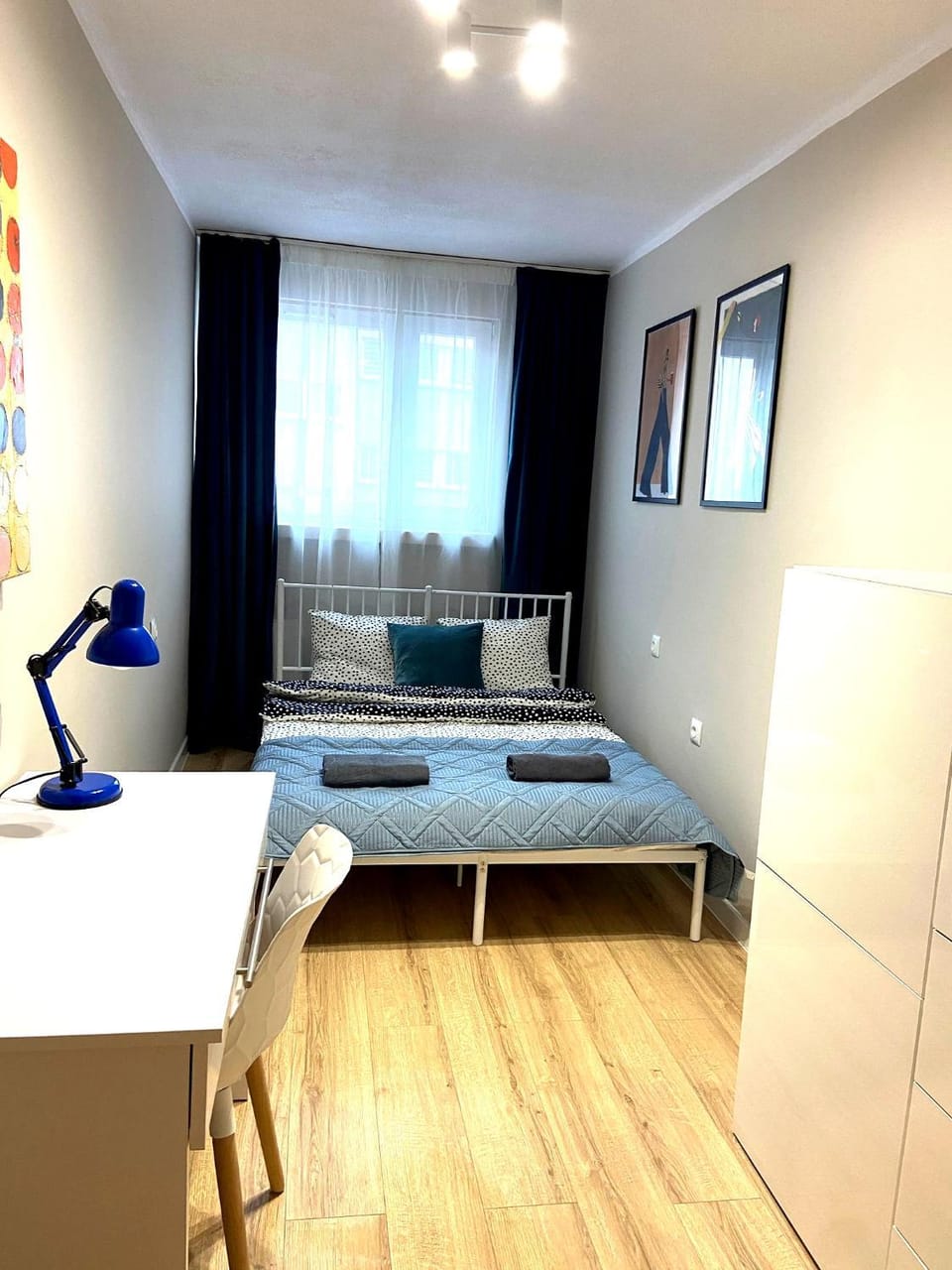 Bed, Photo of the whole room, Decorative detail, Seating area, Bedroom, towels