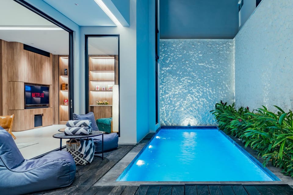Communal lounge/ TV room, TV and multimedia, Seating area, Evening entertainment, Pool view, Swimming pool, sunbed