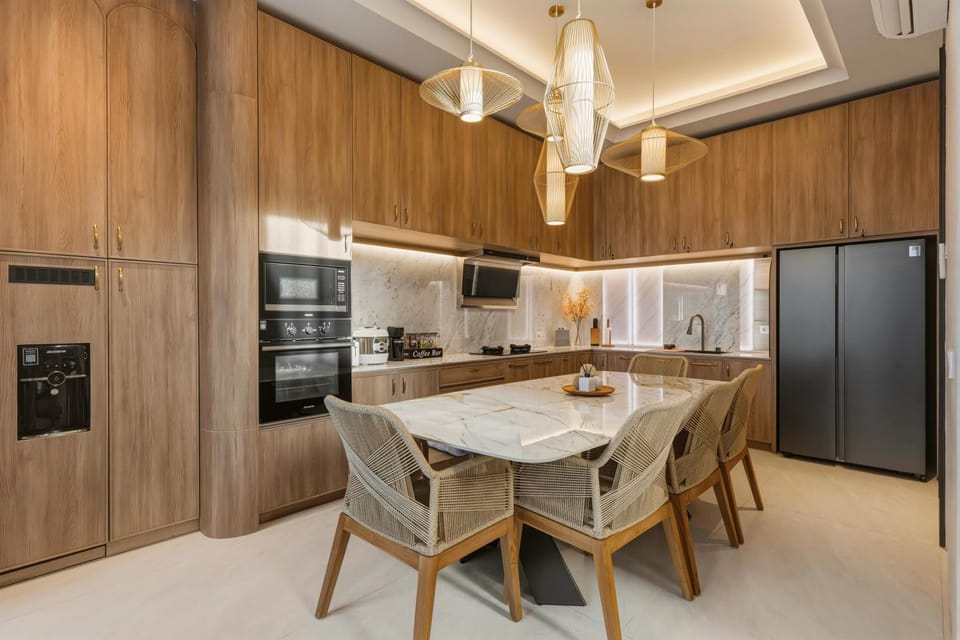 Kitchen or kitchenette, Dining area, Breakfast, Lunch, Dinner, microwave, stove, toaster, kitchen, kitchen