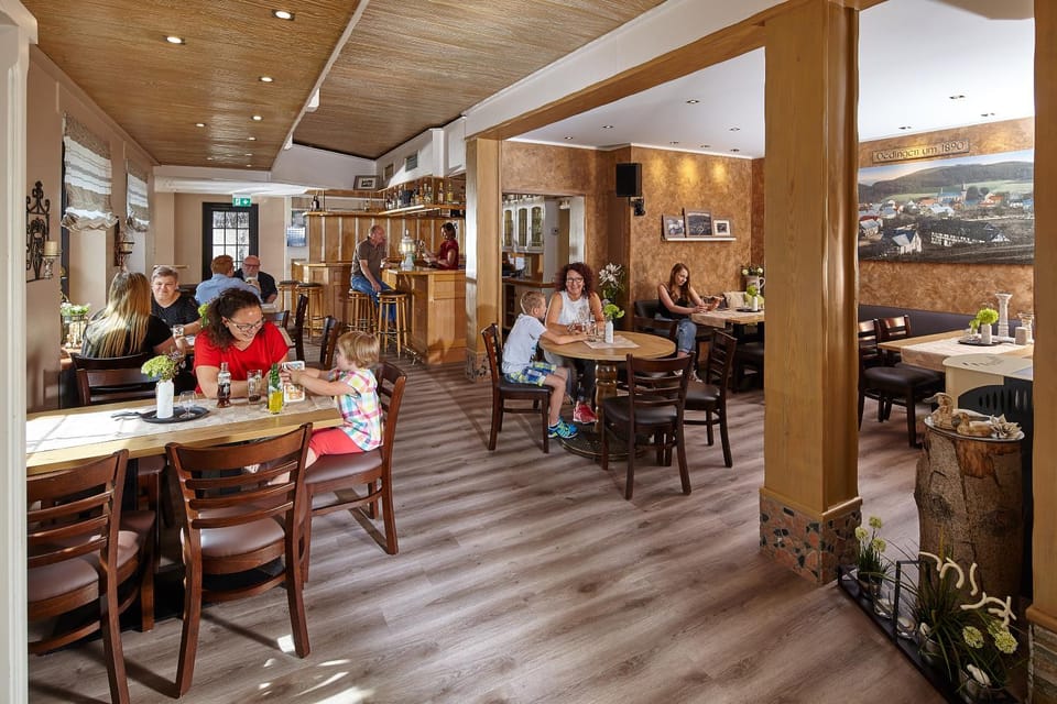 Restaurant/places to eat, Restaurant/places to eat, People, Lounge or bar, Family