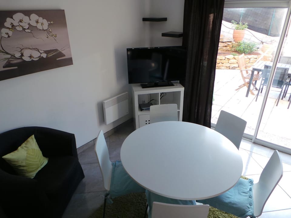 Staff, People, TV and multimedia, Living room, Seating area, Dining area, Family