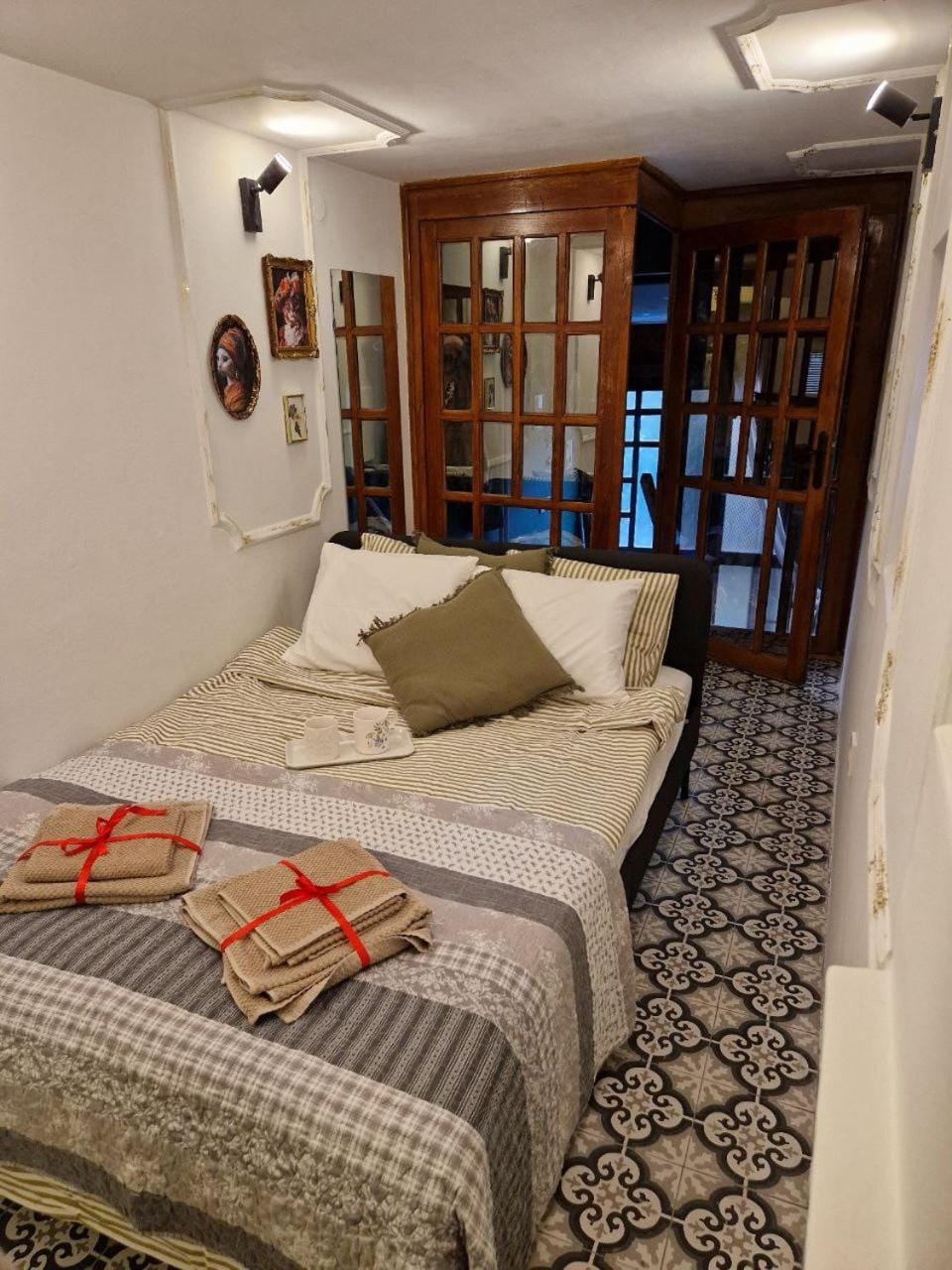 Bed, Living room, Seating area, Bedroom