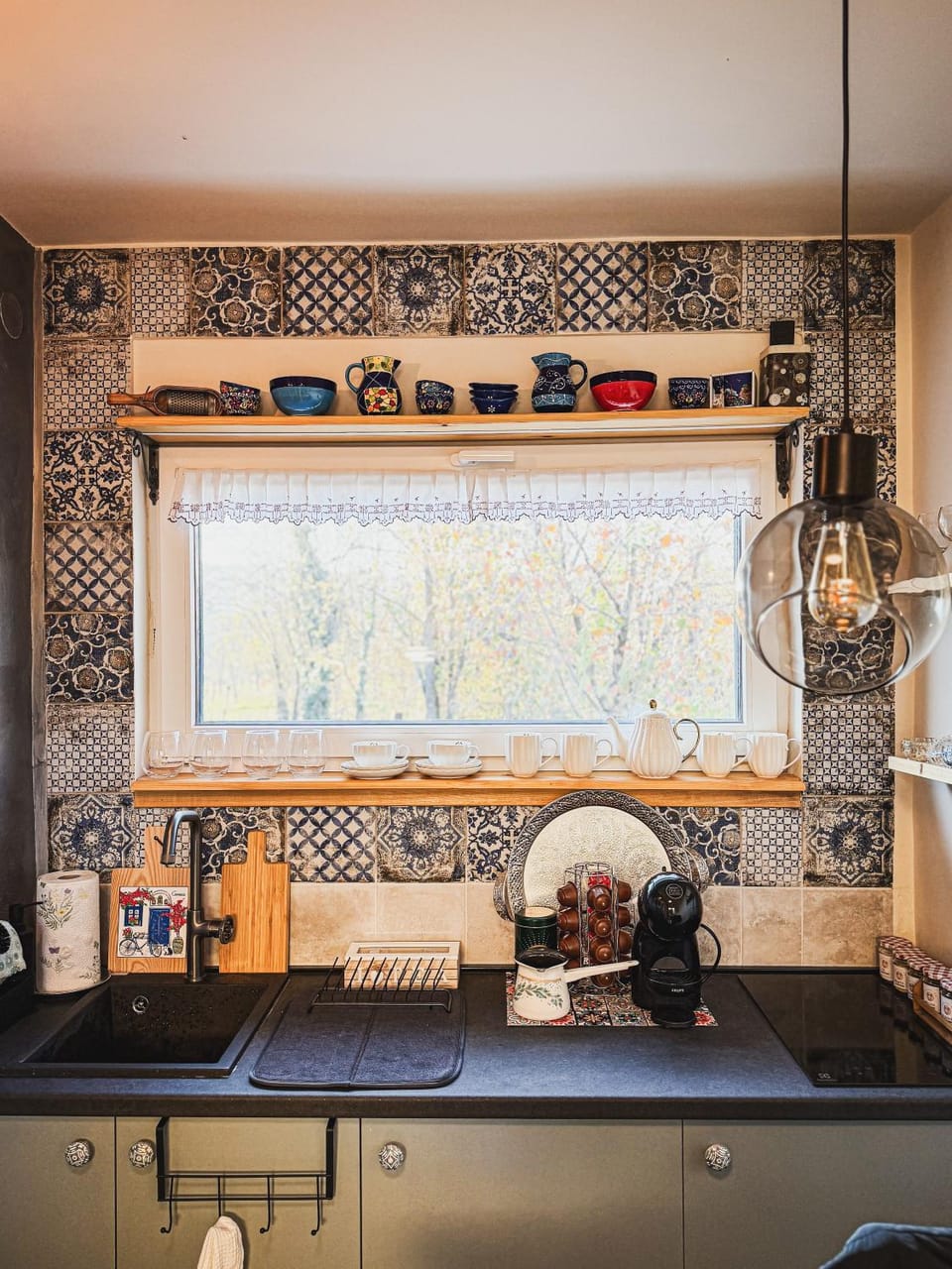 Coffee/tea facilities, Kitchen or kitchenette, stove