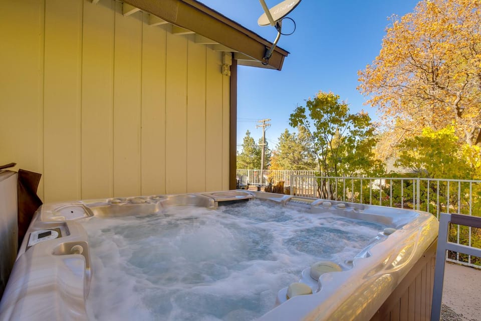 3 Mi to Slopes! Big Bear Mtn Getaway w/ Hot Tub House in Big Bear