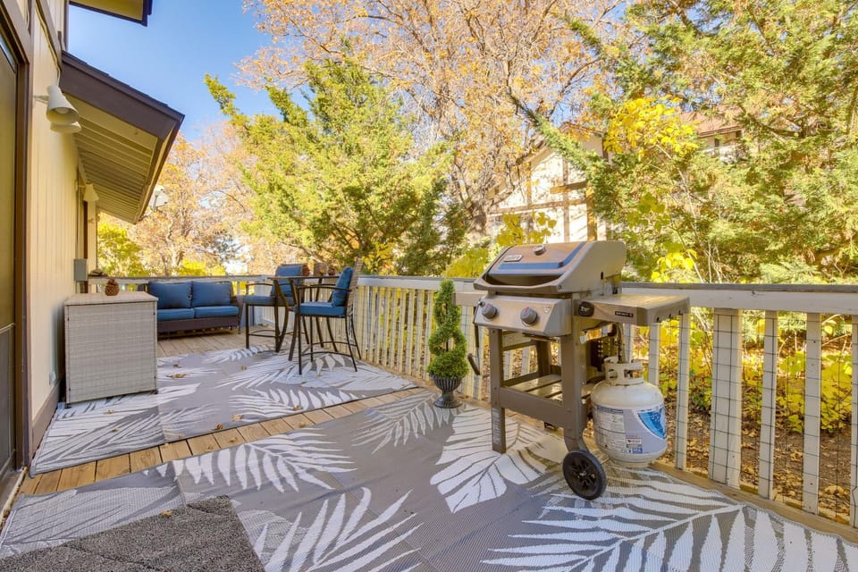 3 Mi to Slopes! Big Bear Mtn Getaway w/ Hot Tub House in Big Bear