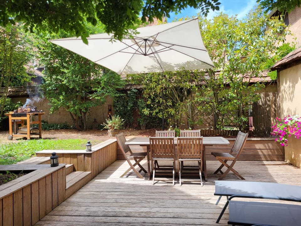 Property building, Patio, BBQ facilities, Garden, sunbed