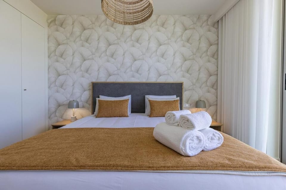 Bed, Bedroom, towels