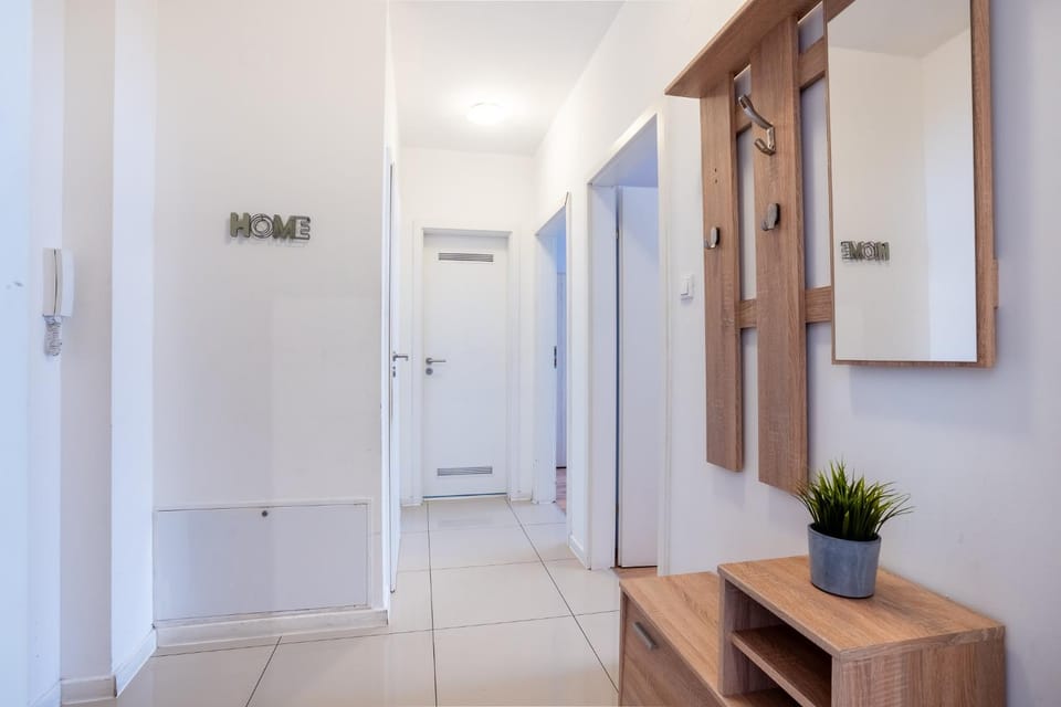 Prime Stay - Deluxe 2 Bedroom Family Apartment with Balcony - Parking Included Apartment in Budapest