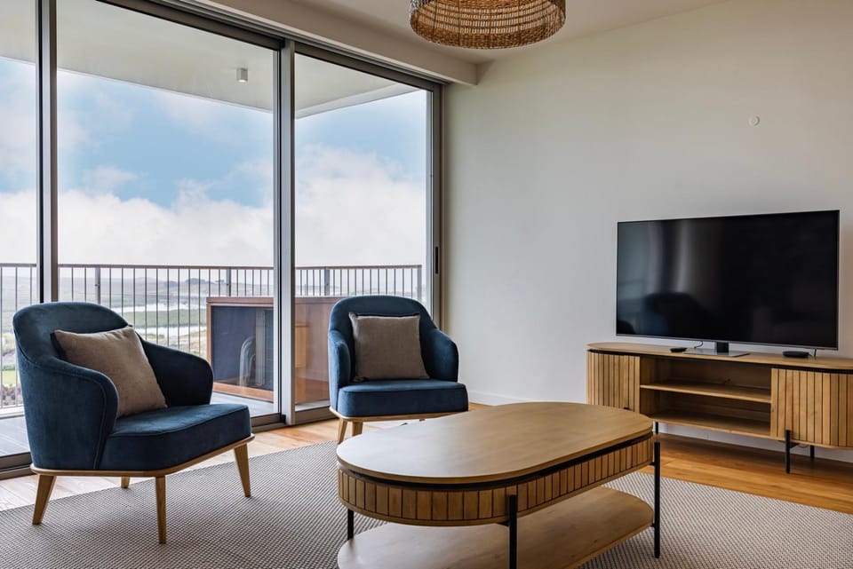 Communal lounge/ TV room, Natural landscape, TV and multimedia, Living room, Seating area