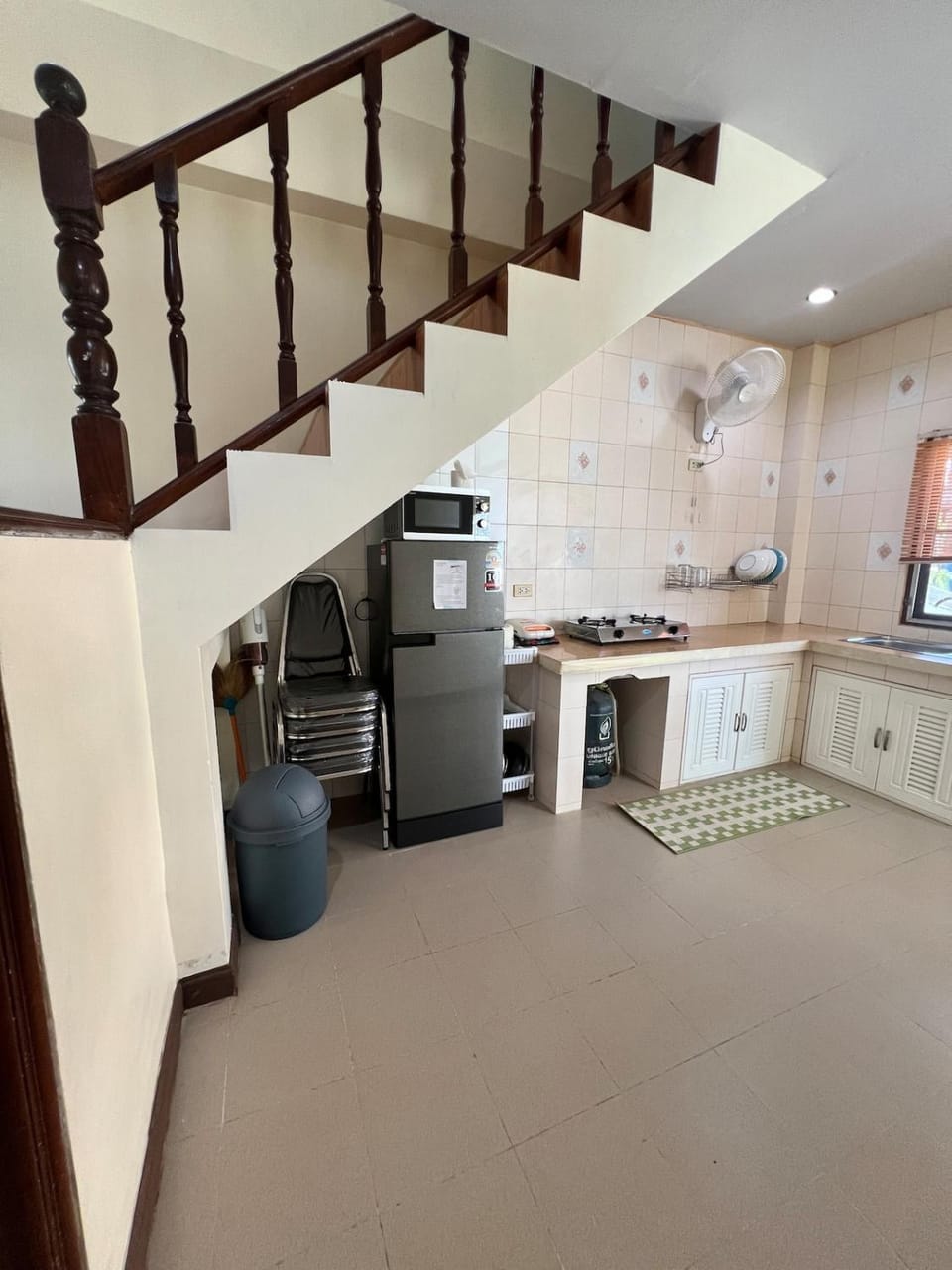 Kitchen or kitchenette, minibar