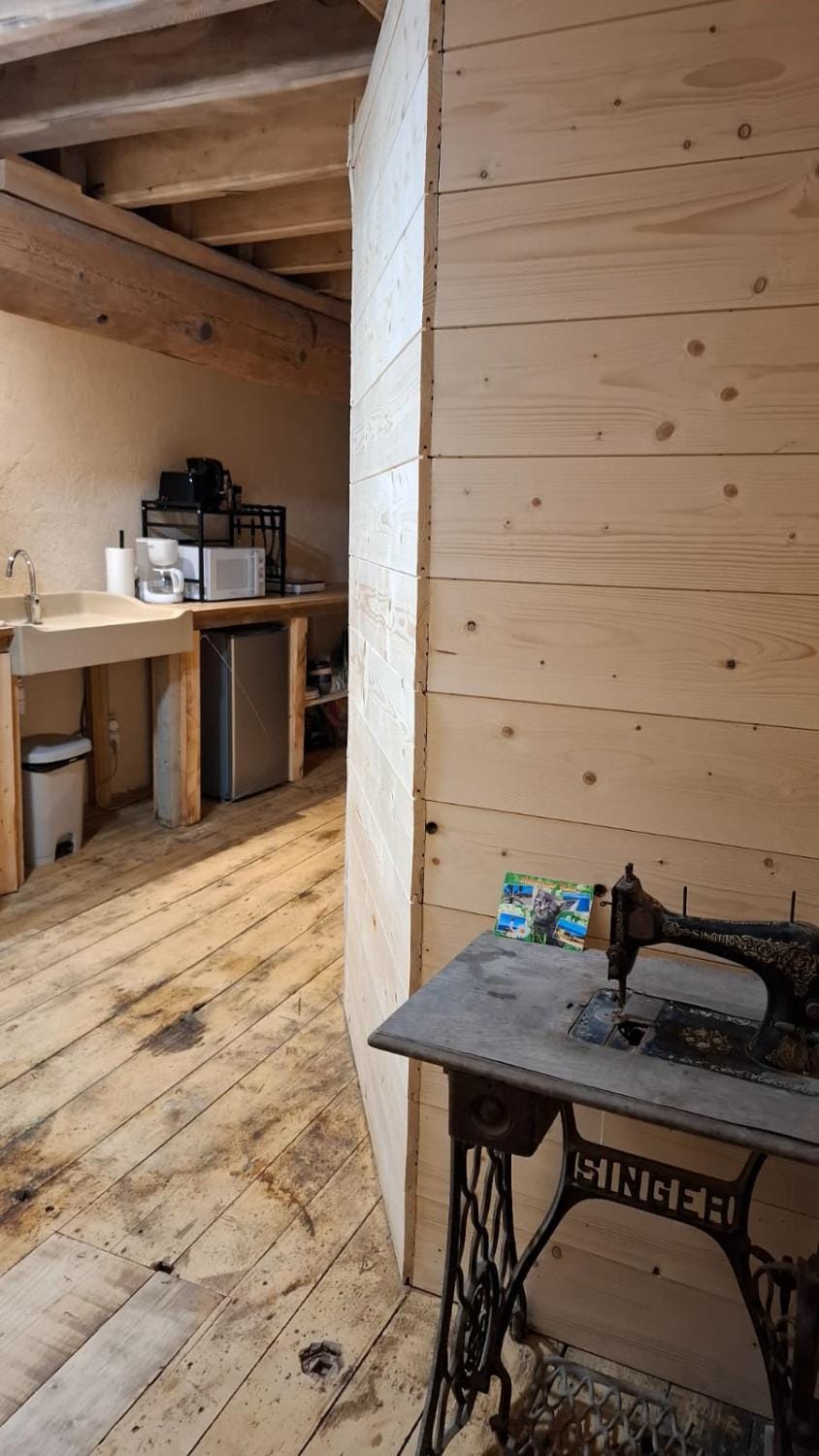 Coffee/tea facilities, Kitchen or kitchenette, stove, toaster