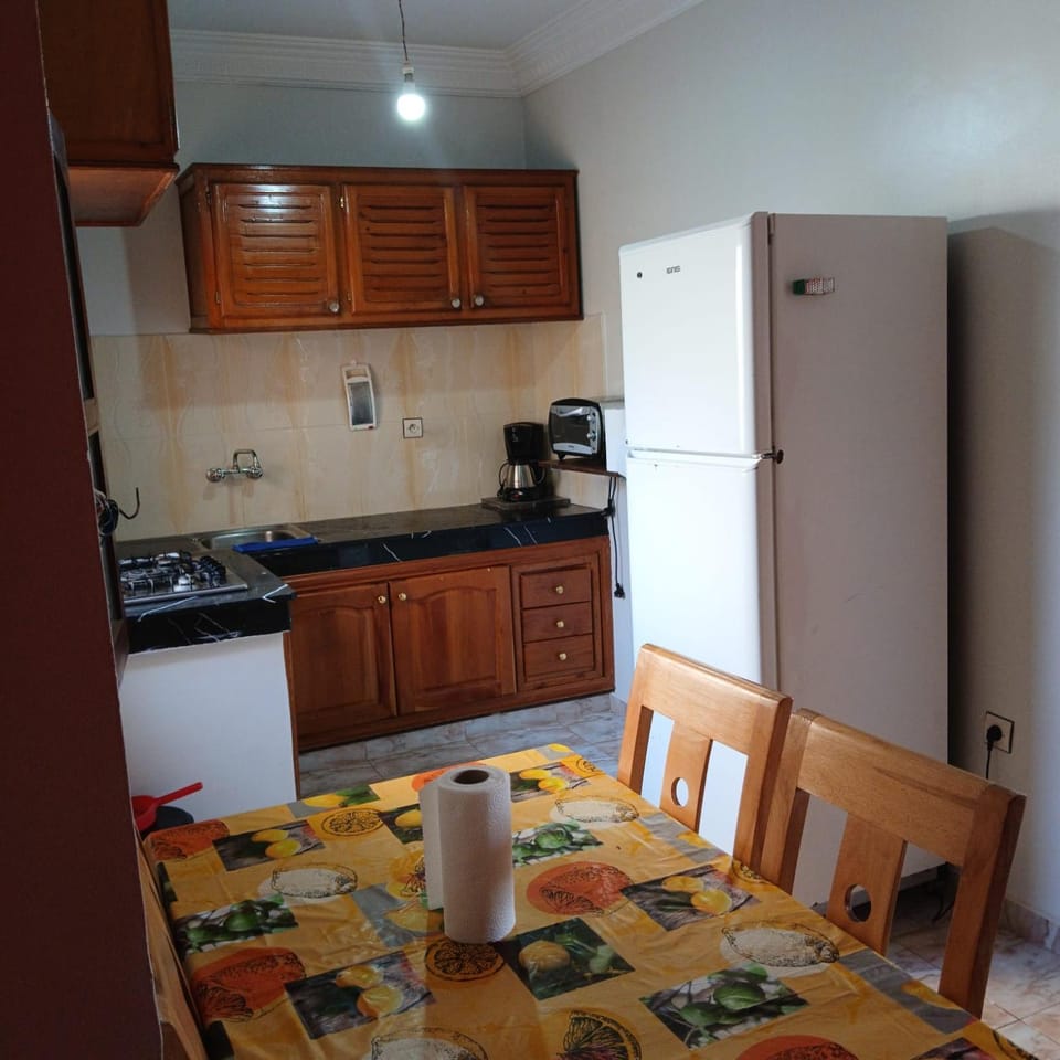 Kitchen or kitchenette, Dining area, oven, stove