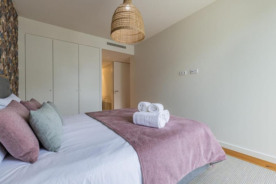 Bed, Bedroom, towels, wardrobe