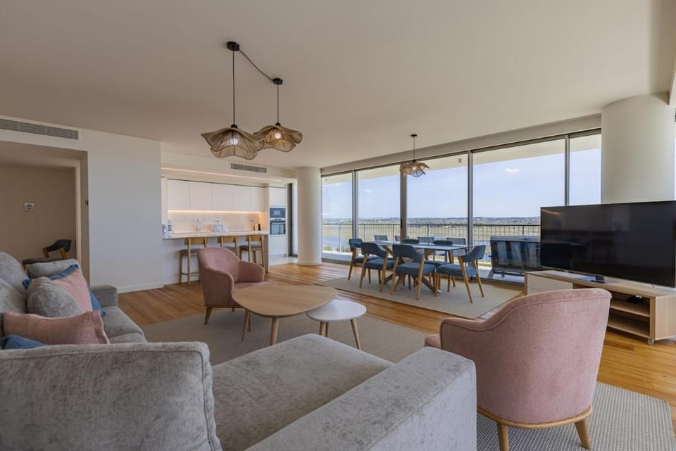 Communal lounge/ TV room, TV and multimedia, Kitchen or kitchenette, Living room, Seating area, Dining area