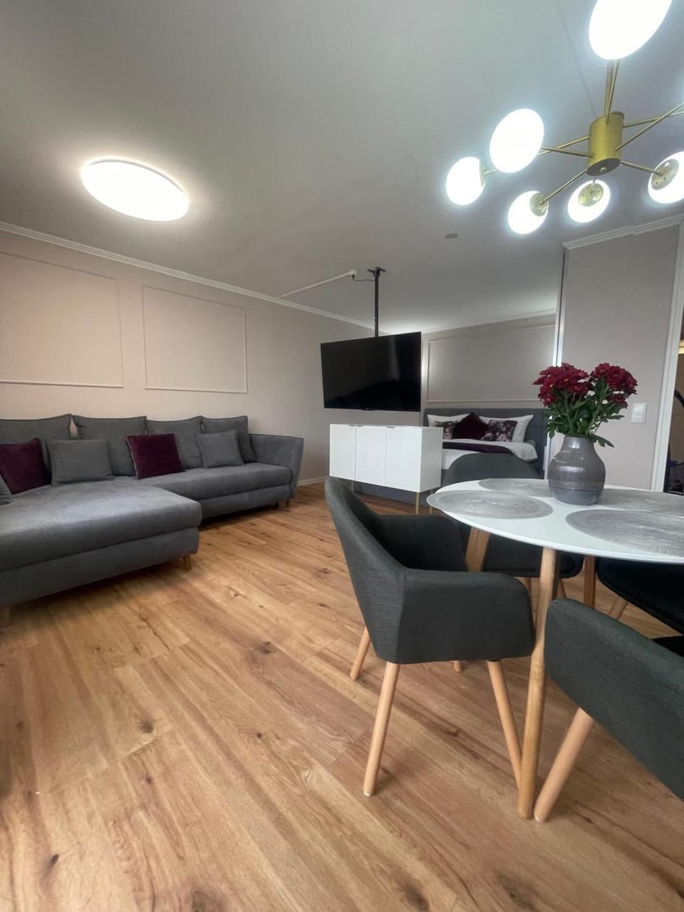 TV and multimedia, Living room, Seating area, Dining area