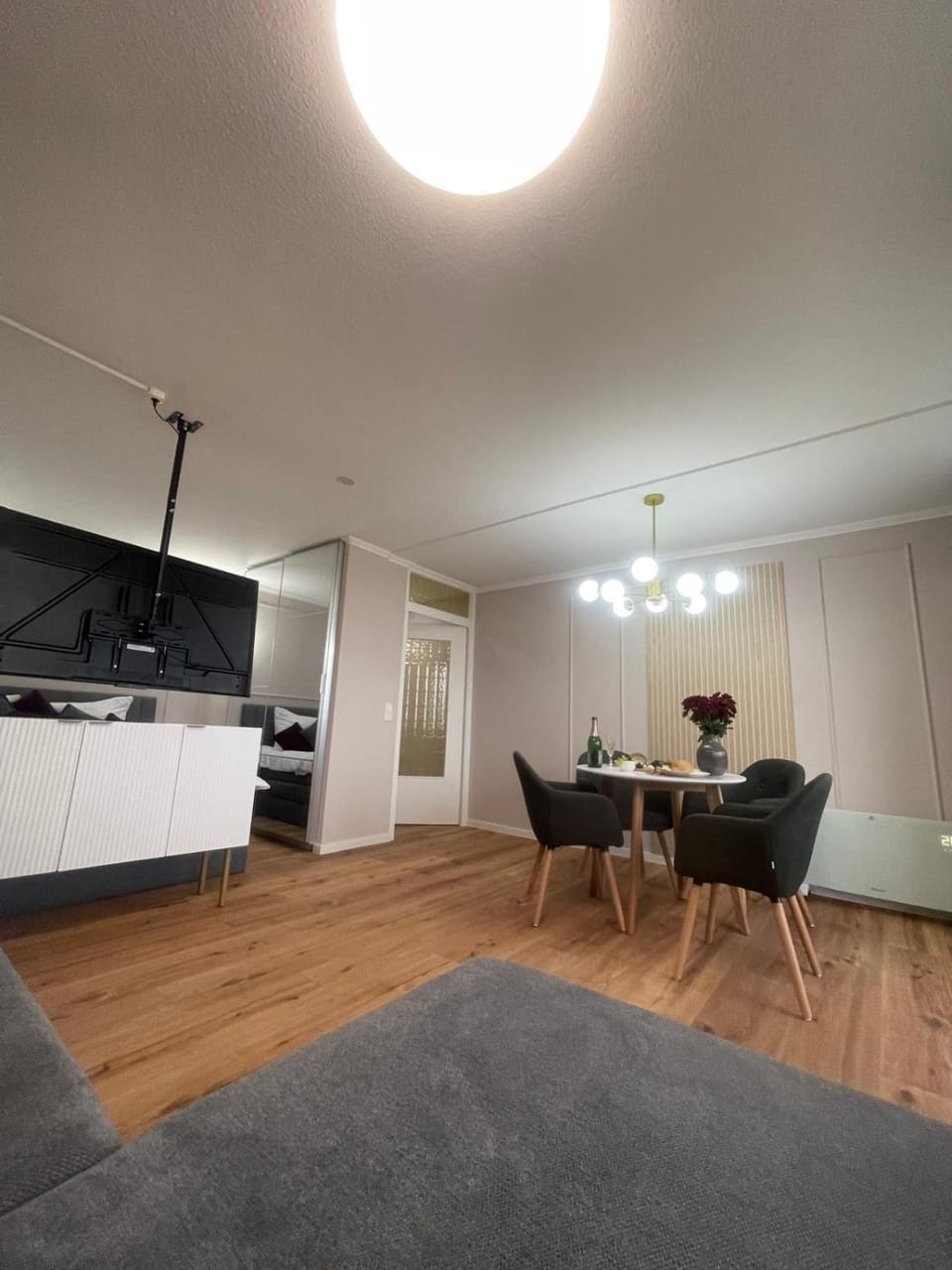 TV and multimedia, Living room, Seating area, Dining area
