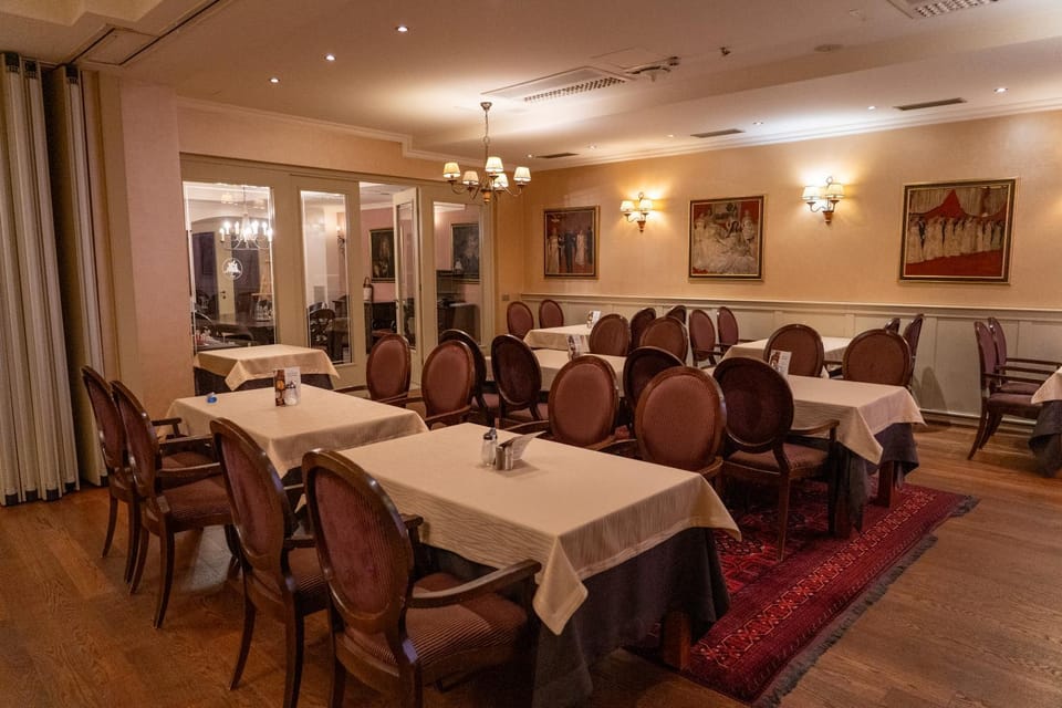 Restaurant/places to eat, Seating area