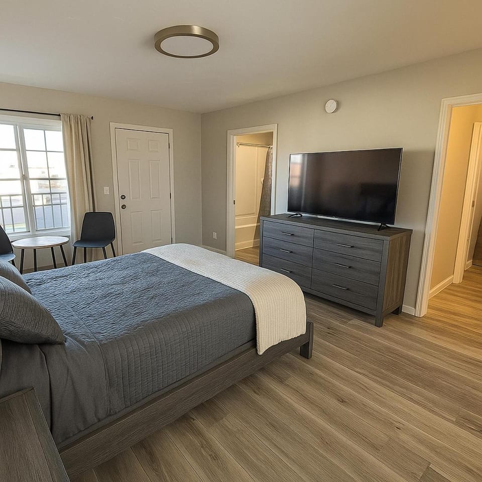 Bed, TV and multimedia, Photo of the whole room, Bedroom