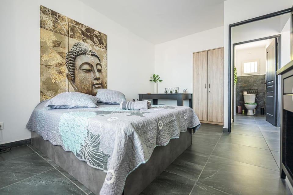 Bed, Photo of the whole room, Bedroom, towels