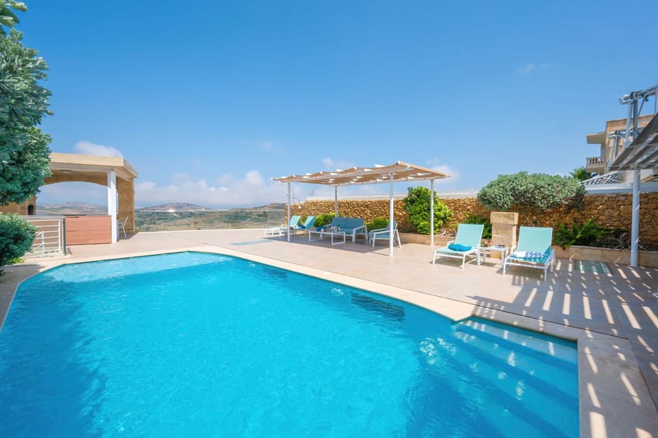 City view, Landmark view, Sea view, Swimming pool