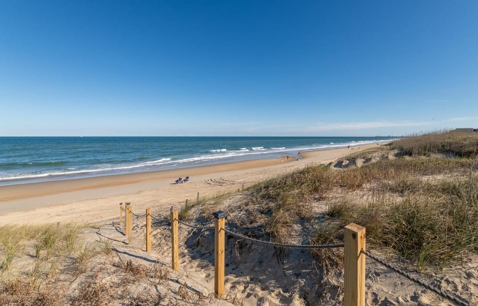 Sunday Drive - Nags Head MP 15, Oceanfront, Private Walkway to Beach, Pool, Hot Tub House in Nags Head