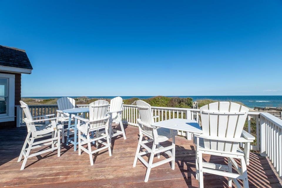 Sunday Drive - Nags Head MP 15, Oceanfront, Private Walkway to Beach, Pool, Hot Tub House in Nags Head