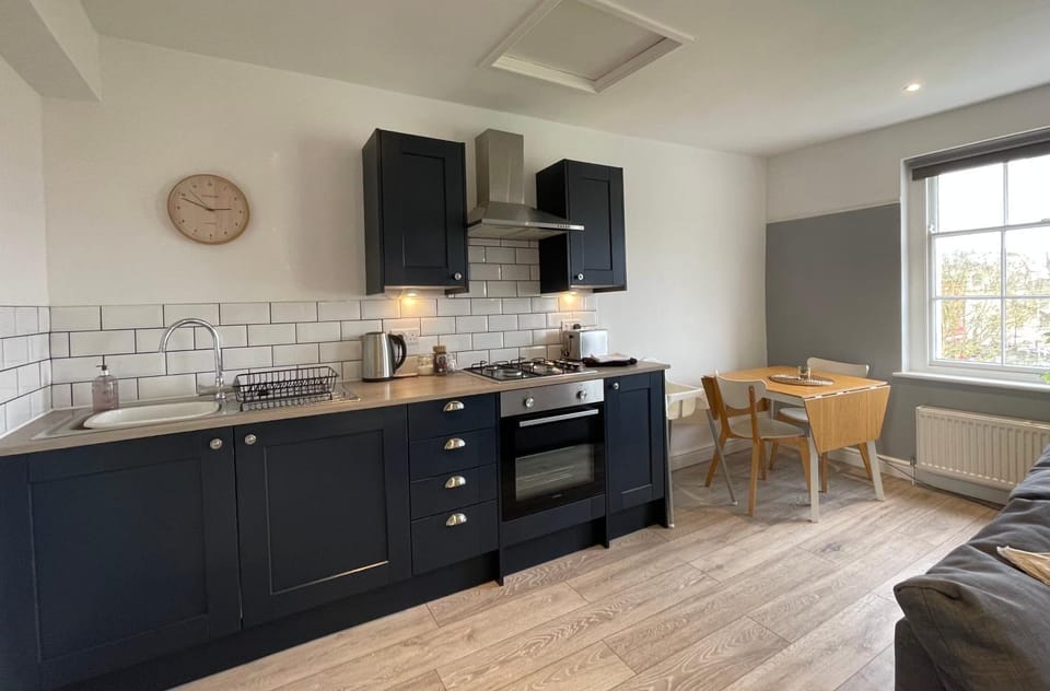 Cheltenham Townhouse - 4 Flats for Groups of 15 House in Cheltenham