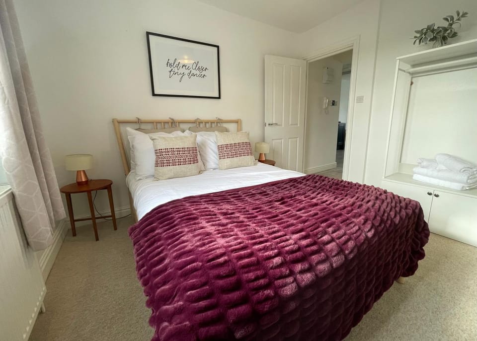 Cheltenham Townhouse - 4 Flats for Groups of 15 House in Cheltenham
