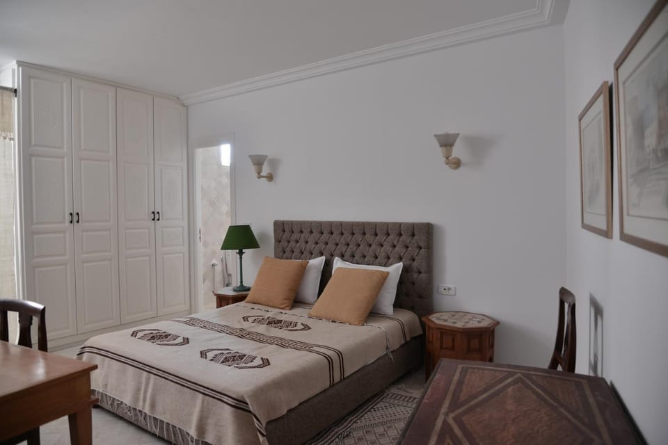 Bed, Photo of the whole room, Seating area, Bedroom, wardrobe