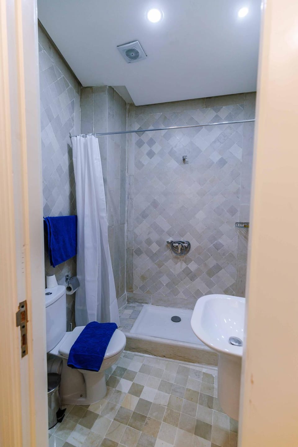 Shower, Toilet, Bathroom, towels