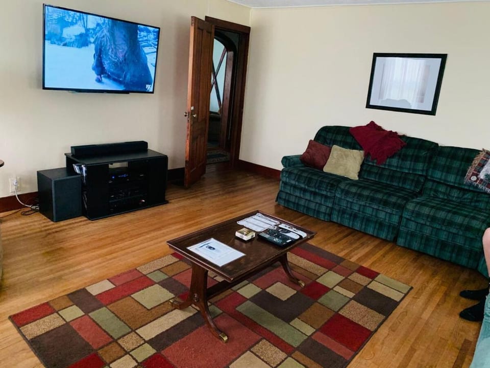 Communal lounge/ TV room, TV and multimedia, Living room, Seating area