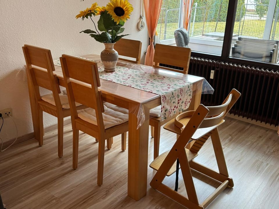 Living room, Seating area, Dining area