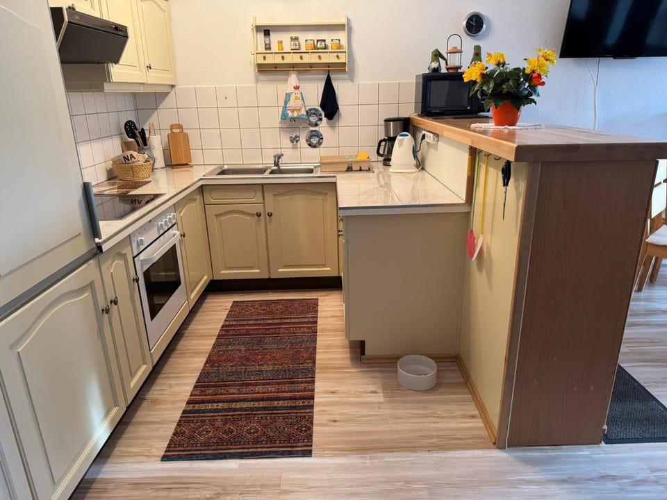 Kitchen or kitchenette, pet friendly, stove, toaster