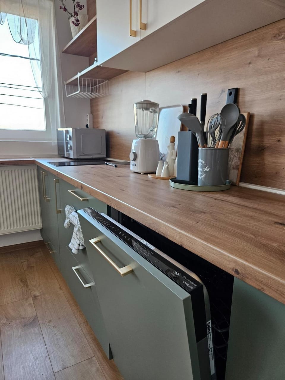 Kitchen or kitchenette, dishwasher, microwave, stove
