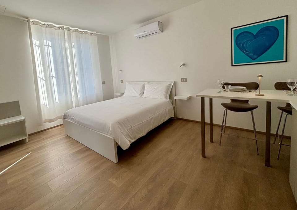 Bed, Bedroom, air conditioner