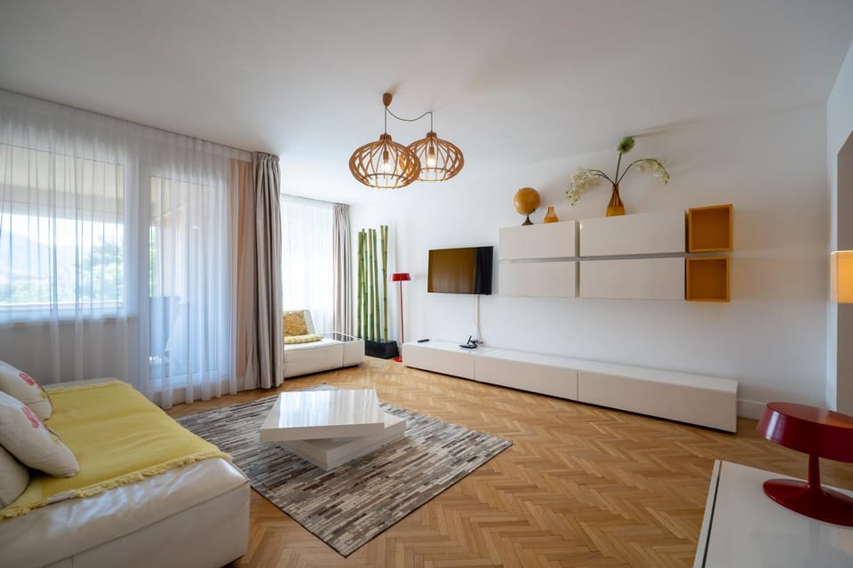 TV and multimedia, Living room, Seating area, internet, internet