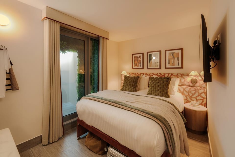 Bed, TV and multimedia, Bedroom