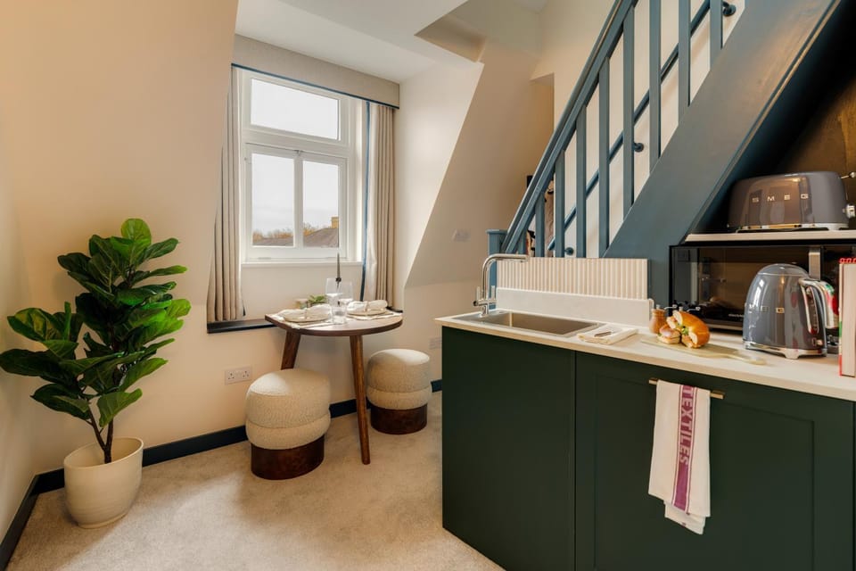 Coffee/tea facilities, Kitchen or kitchenette, Dining area