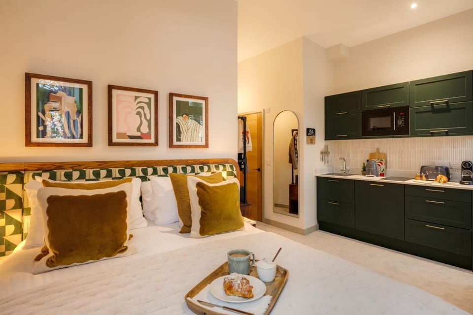 Bed, Kitchen or kitchenette, Living room, Bedroom
