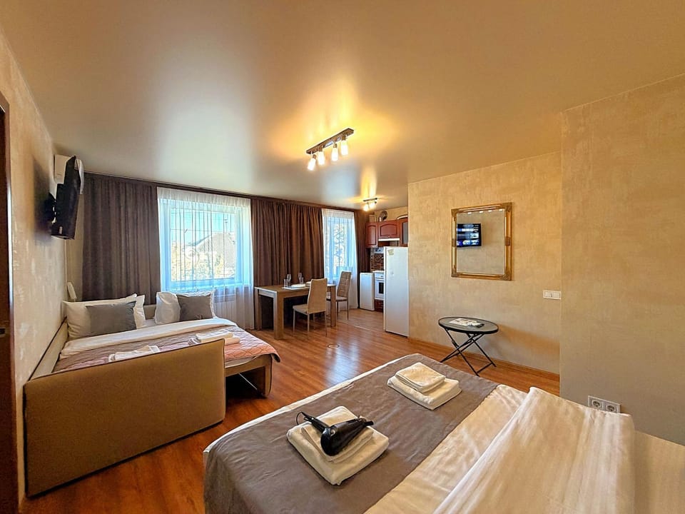 Bed, TV and multimedia, Living room, Photo of the whole room, Seating area, Bedroom, towels