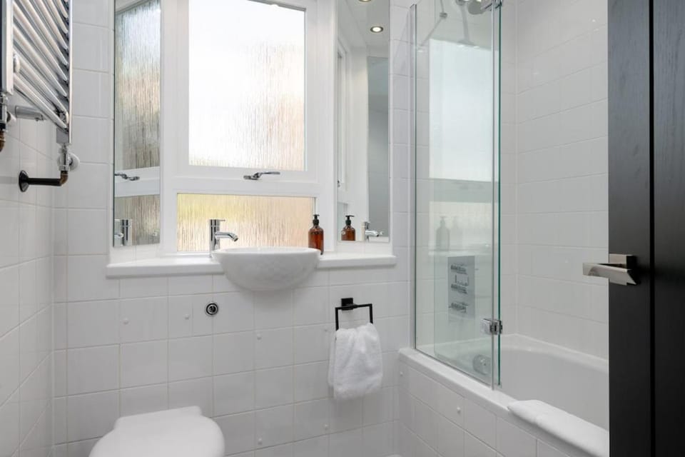 Shower, Toilet, Bathroom, Bath, towels