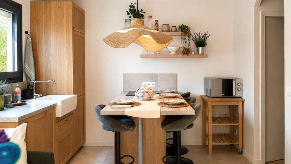 Kitchen or kitchenette, Dining area